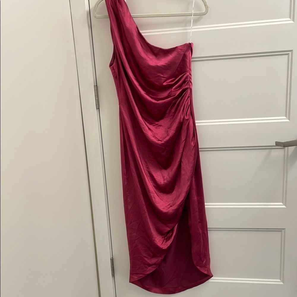 Elliatt Berry Cassini‎ Satin One Shoulder Ruched Midi Dress XL - $238 - Picture 3 of 15